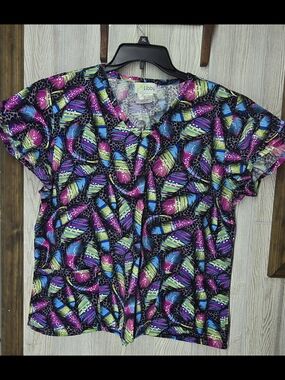 Libbey Short Sleeve V-Neck Top in Black with Pink, Blue & Green Feather Motif